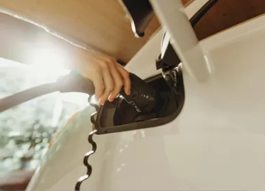 Charge rapide et charge lente : Analyse des modes de fonctionnement des connecteurs de charge AC et DC.