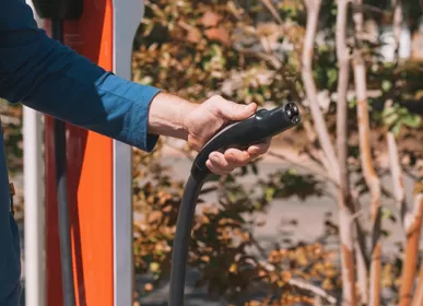 N'essayez jamais de “sauver” votre voiture de cette façon ! Démarrer votre véhicule pendant qu'un démarreur de batterie est en charge, c'est comme planter une bombe à retardement.